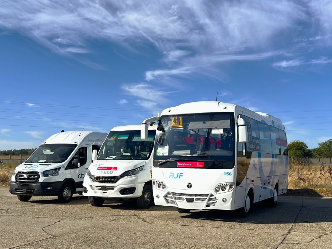 Flota de vehículos de la empresa con Autocares Julio Fernández