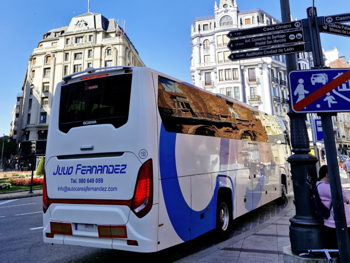 autocar aparcado en Santo Domingo León con Autocares Julio Fernández