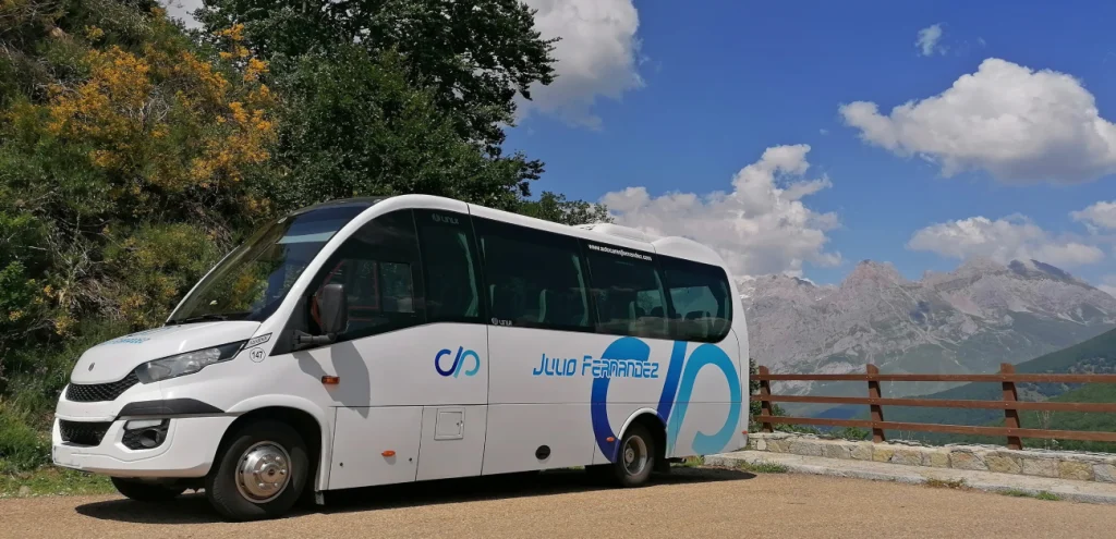 autocar de la empresa aparcado con vistas a la montaña con Autocares Julio Fernández